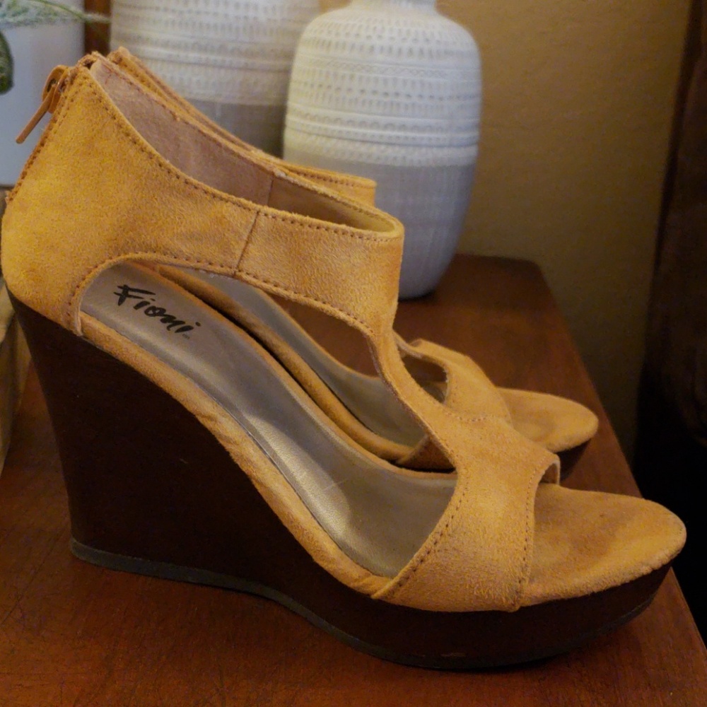 Women Shoes/sandals/wedges size 5